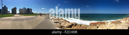 Sommertag in Tel Aviv, Israel, Old Jaffa auf dem Hintergrund, Mittelmeer Stockfoto