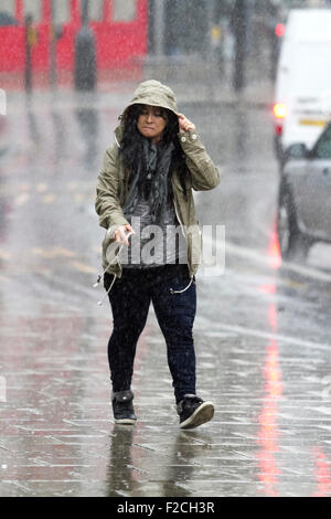 Wimbledon London UK. 16. September 2015. Fußgänger und Shopper sind gefangen in Starkregen Regengüsse im Stadtzentrum von Wimbledon auf einem nassen matschig Tag Credit: Amer Ghazzal/Alamy Live-Nachrichten Stockfoto