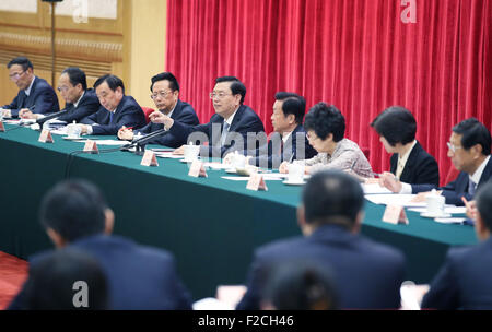 Peking, China. 15. Sep, 2015. Zhang Dejiang (C), Vorsitzender des ständigen Ausschusses des nationalen Kongress (NPC), spricht bei einem Symposium über die Entwicklung der Grafschaft und Gemeinde-Ebene Menschen Kongresse in Peking, Hauptstadt von China, 15. September 2015. © Yao Dawei/Xinhua/Alamy Live-Nachrichten Stockfoto