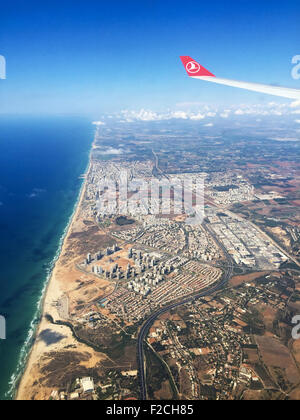 Israel: Ein Blick auf die Küste, die Strände und die Stadt Tel Aviv aus dem Flugzeug, Landung Stockfoto