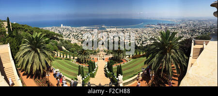 Israel: Panoramablick auf Haifa und die Bahai Gärten, Teil der Bahai World Center Gebäude, den Ort der Anbetung für die Bahai monotheistischen Religion Stockfoto