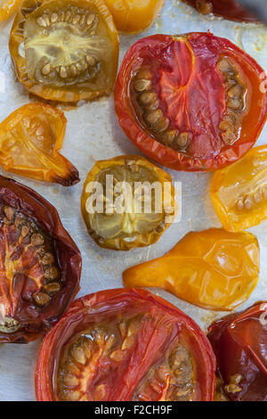 Draufsicht auf gerösteten Tomaten auf Edelstahl Pfanne Stockfoto