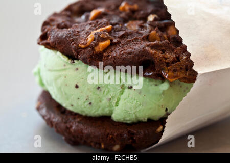 Minze Eis-Sandwich mit dunklen Schoko-Cookie in weißer Verpackung Stockfoto