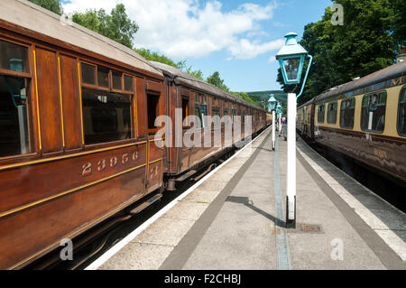 Oldtimer Personenwagen in Grosmont Station auf der North Yorkshire Moors Railway, Yorkshire, England, UK Stockfoto