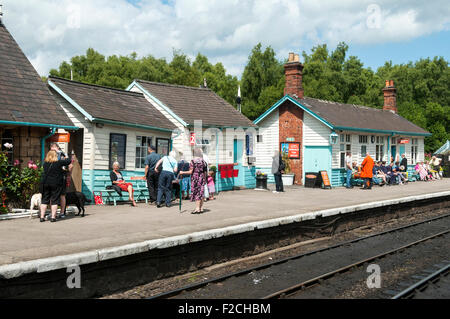 Bahnhofsgebäude und Plattform in Grosmont Station auf der North Yorkshire Moors Railway, Yorkshire, England, UK Stockfoto