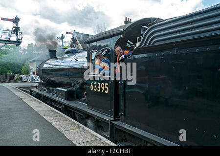Fahrer und Feuerwehrmann auf LNER Q6 0-8-0 Nr. 63395 Dampflok am Bahnhof Grosmont auf der NYMR, Yorkshire, England, UK Stockfoto
