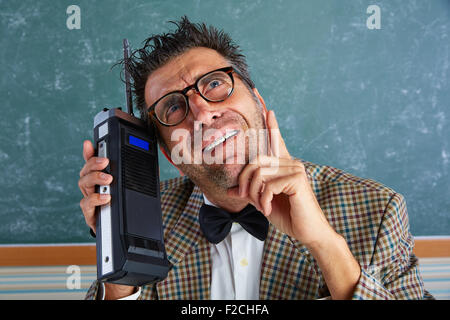 Nerd dumme Privatdetektiv mit Retro-Walkie-Talkie auf Lehrer balckboard Stockfoto