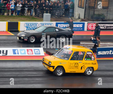 Elektroauto-Drag-Racing in die Pro ET Klasse in Santa Pod. Jonny Smith Beifahrerseite eine Enfield 8000 fahren. Stockfoto