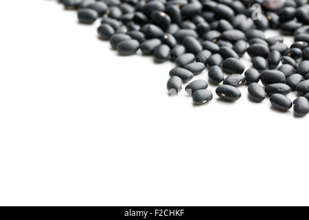 schwarze Bohnen auf weißem Hintergrund Stockfoto
