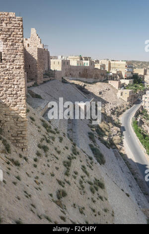 Nordostwand und Glacis Kerak (Karak) Burg in Jordanien Stockfoto