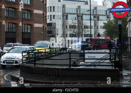 London, UK. 16. September 2015. Ein verdächtiges Paket verursacht Sicherheitswarnung in Pimlico Station. Polizei berichtet, dass der Vorfall durch eine unbeaufsichtigte Tasche verursacht wurde. Bildnachweis: Pete Maclaine/Alamy Live-Nachrichten Stockfoto