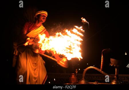 Allahabad, Uttar Pradesh, Indien. 16. Sep, 2015. Allahabad: Indische Hindu Priester Abend Rituale durchführen während feiern das Teej Festival in Allahabad am 16. September 2015. Drei Tage lange Teej Festival, gefeiert von Hindu-Frauen in Nepal und in einigen Teilen von Indien, wird beobachtet, von verheirateten Frauen mit Fasten während des Tages und für langes Leben für ihre Ehemänner zu beten, während unverheiratete Frauen für schöne Männer und glückliches ehelichen Leben wünschen. Bildnachweis: Prabhat Kumar Verma/ZUMA Draht/Alamy Live-Nachrichten Stockfoto