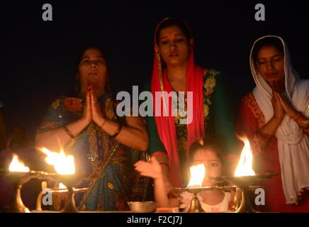 Allahabad, Uttar Pradesh, Indien. 16. Sep, 2015. Allahabad: Indische Hindu Anhänger Abend Rituale durchführen während feiern das Teej Festival in Allahabad am 16. September 2015. Drei Tage lange Teej Festival, gefeiert von Hindu-Frauen in Nepal und in einigen Teilen von Indien, wird beobachtet, von verheirateten Frauen mit Fasten während des Tages und für langes Leben für ihre Ehemänner zu beten, während unverheiratete Frauen für schöne Männer und glückliches ehelichen Leben wünschen. Bildnachweis: Prabhat Kumar Verma/ZUMA Draht/Alamy Live-Nachrichten Stockfoto