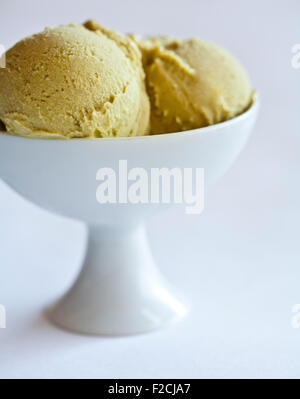 zwei Kugeln Pistazie-Sorbet in weißen Sockel Schüssel Stockfoto