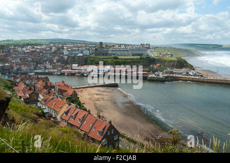 Hafen von Whitby mit Whitbys Bucht. Aus der Haggerlythe Klippe, Whitby, Yorkshire, England, UK Stockfoto