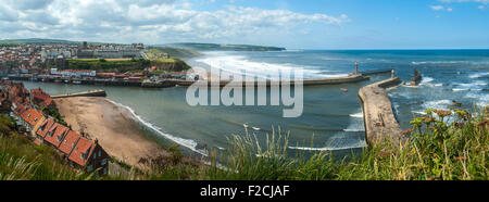 Die Pfeiler des Whitby Hafen mit Whitbys Bucht. Aus der Haggerlythe Klippe, Whitby, Yorkshire, England, UK Stockfoto