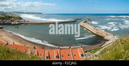 Die Pfeiler des Whitby Hafen mit Whitbys Bucht. Aus der Haggerlythe Klippe, Whitby, Yorkshire, England, UK Stockfoto