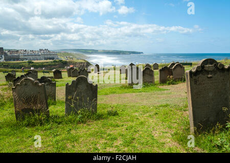 Friedhof der St. Marien Kirche, Blick in Richtung Whitbys Bay.   East Cliff, Whitby, Yorkshire, England, UK Stockfoto