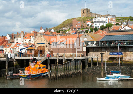 Whitby Rettungsstation von St. Annes königlichen, Whitby, Yorkshire, England, UK. St. Marien-Kirche an der Spitze des Hügels. Stockfoto