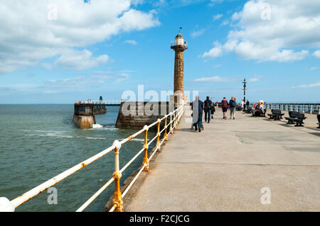 Leuchtturm auf der West Pier von Whitby Hafen von Whitby, Yorkshire, England, Vereinigtes Königreich Stockfoto