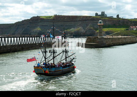 Die Bark Endeavour, eine verkleinerte Nachbildung des Captain Cooks Schiff von 1768.  Bei Whitby Hafen von Whitby, Yorkshire, England, UK Stockfoto