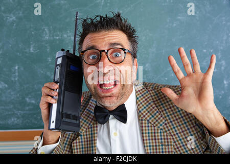 Nerd dumme Privatdetektiv mit Retro-Walkie-Talkie auf Lehrer balckboard Stockfoto