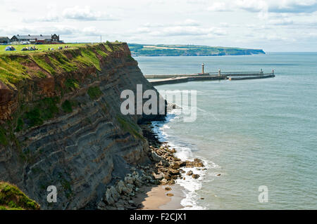 Die Pfeiler des Whitby Hafen und Whitbys Ness, Yorkshire, England, UK.  Vom Küstenweg Cleveland Art und Weise. Stockfoto