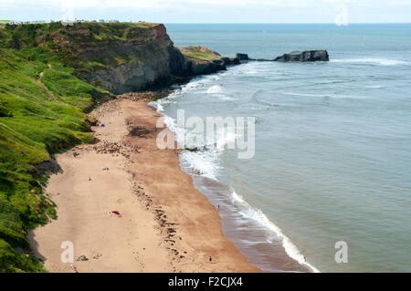 Gegen Nab gegen Bucht, in der Nähe von Whitby, Yorkshire, England, UK.  Vom Küstenweg Cleveland Art und Weise. Stockfoto