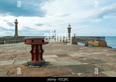 Alten Capstan und Leuchttürme von der Pier von Whitby Osthafen, Whitby, Yorkshire, England, UK Stockfoto