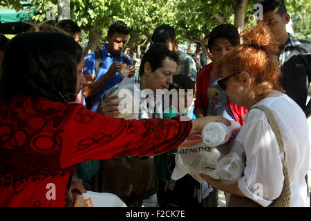 Athen. 16. Sep, 2015. Bild aufgenommen am 16. September 2015 zeigt afghanische Flüchtlinge am Victoria Square in Athen, wo viele bleiben vorübergehend bevor Sie ihre Reise mit wohlhabenderen Ländern fortfahren. Bildnachweis: Marios Lolos/Xinhua/Alamy Live-Nachrichten Stockfoto