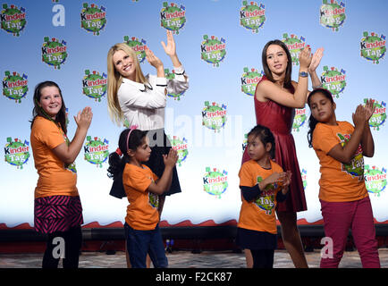 Gastgeberin und Sänger Michelle Hunziker (r) und ihrer Tochter Aurora tanzen mit Kindern für die Kamera in Estal, Germanyy 16 Septemebr 2015. Der Weltkindertag findet am 20. September 2015. Foto: JENS KALAENE/DPA Stockfoto