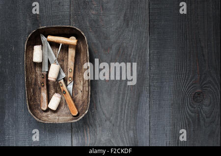 Zubehör für die Küche auf dem dunklen Holztisch Stockfoto