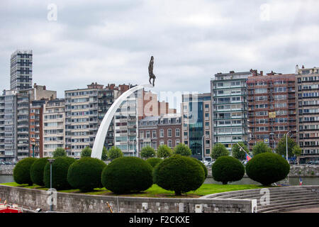 Belgien, Wallonie, Lüttich, Statue der Taucher, Statue von Idel Ianchelevici entlang der Maas, Hafen von Yachten. Stockfoto