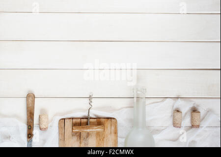 Vintage-Hintergrund mit leeren Glasflaschen und Zubehör Stockfoto