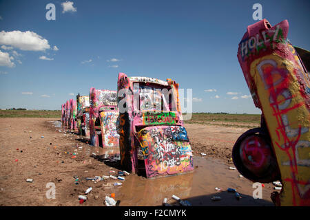 Graffiti zu decken Autos auf Cadillac Ranch in Amarillo, Texas am 13. Juli 2015. Stockfoto