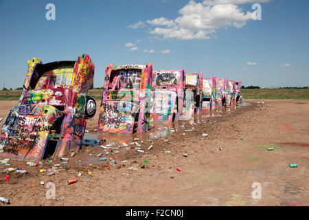 Graffiti zu decken Autos auf Cadillac Ranch in Amarillo, Texas am 13. Juli 2015. Stockfoto