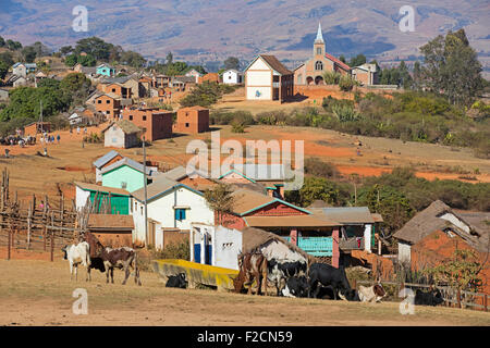 Ländliches Dorf mit Kirche im zentralen Hochland, wo ein Zebu Wochenmarkt, Platz, Ambalavao, Haute Matsiatra, Madagaskar Stockfoto