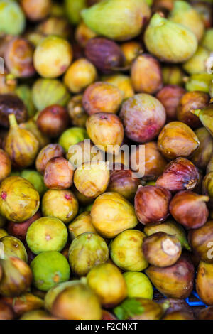 Frischen Feigen Früchte in Kiste am Markt Stockfoto