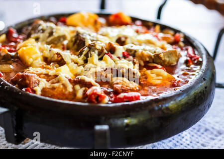 Fleisch mit Käse auf Ton versuchen. Bulgarische traditionelle Küche sach Stockfoto