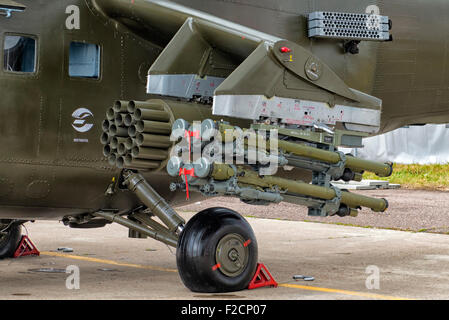 Raketenablage auf dem Mi-35M Attack Helicopter auf der MAKS 2015 Air Show in Moskau, Russland Stockfoto