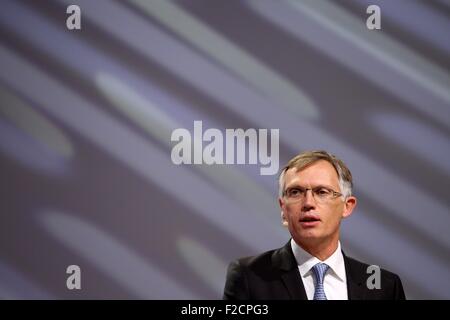 Frankfurt am Main, Deutschland. 16. Sep, 2015. Der CEO von PSA Peugeot Citroen, Carlos Tavares, sprechen auf der Bühne des "New World Mobilität" auf der Internationalen Automobil-Ausstellung - International Motor Show (IAA) in Frankfurt am Main, 16. September 2015. Vom 17. bis 27 September-Hersteller aus der ganzen Welt zeigen Sie Innovationen der Automobilindustrie. Foto: FREDRIK VON ERICHSEN/Dpa/Alamy Live-Nachrichten Stockfoto