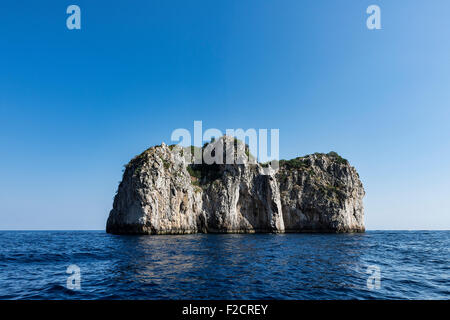 Kleine unbewohnte Insel vor der Küste von der Insel Capri, Italien Stockfoto
