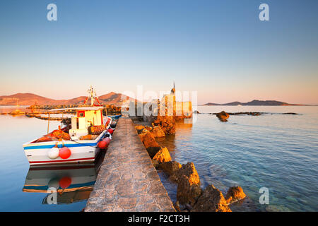 Blick auf den Hafen in Naoussa Dorf auf der Insel Paros, Griechenland Stockfoto