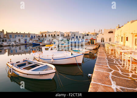 Blick auf den Hafen in Naoussa Dorf auf der Insel Paros, Griechenland Stockfoto
