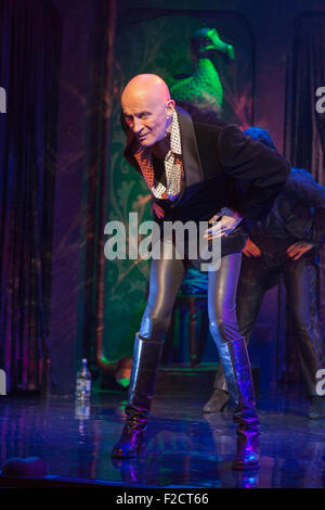 London, UK. 15. September 2015. Richard O'Brien den Zeitsprung auf der Bühne zu tun. Die Rocky Horror Show, geschrieben und starring Richard O'Brien, kehrt in die West End für eine Kleinserie im Playhouse Theatre von 11. September 2015. Die Rocky Horror Show Gala-Vorstellung am 17. September wird in ganz Großbritannien und Europa live ins Kino übertragen. Mit Richard O'Brien als Erzähler, David Bedella als Frank'n'Furter, Ben Forster als Brad, Haley Flaherty als Janet und Dominic Andersen als Rocky. Foto: Bettina Strenske Stockfoto