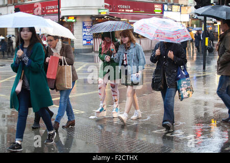 London, UK. 16. September 2015. Touristen finden ihren Weg über Charing Cross Road im West End in London im strömenden Regen auf den Tag, an dem ein gelbes Warnsymbol für Regen vom Met Office ausgestellt wurde, als ein Ex-tropischer Sturm vom Atlantik bewegt sich. Bildnachweis: Jeff Gilbert/Alamy Live-Nachrichten Stockfoto