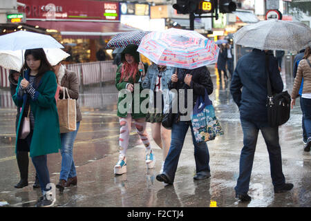 London, UK. 16. September 2015. Touristen finden ihren Weg über Charing Cross Road im West End in London im strömenden Regen auf den Tag, an dem ein gelbes Warnsymbol für Regen vom Met Office ausgestellt wurde, als ein Ex-tropischer Sturm vom Atlantik bewegt sich. Bildnachweis: Jeff Gilbert/Alamy Live-Nachrichten Stockfoto