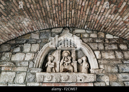 Wandskulptur innerhalb der Haupt-Tor in der Altstadt von Kotor, Montenegro. Stockfoto