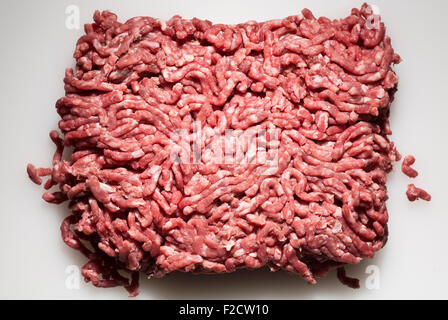 Draufsicht auf Hackfleisch auf weißem Hintergrund Stockfoto