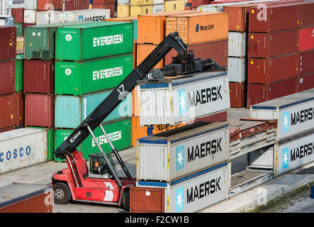 See-Container wird gestapelt in Ladung Dock, Rijeka, Kroatien Stockfoto
